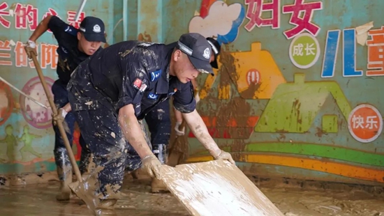 <a href=//www.hp-dv.com target=_blank class=infotextkey>黔东南</a>公安党员先锋筑牢抗洪救灾“红色防线”_fororder_640 (1)