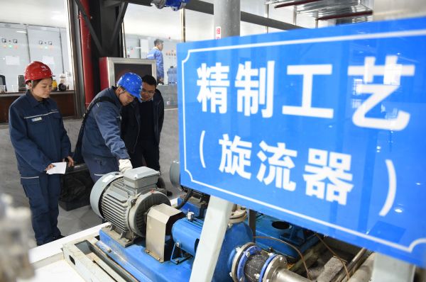 供电员工走进红薯加工企业义务开展用电设备检查