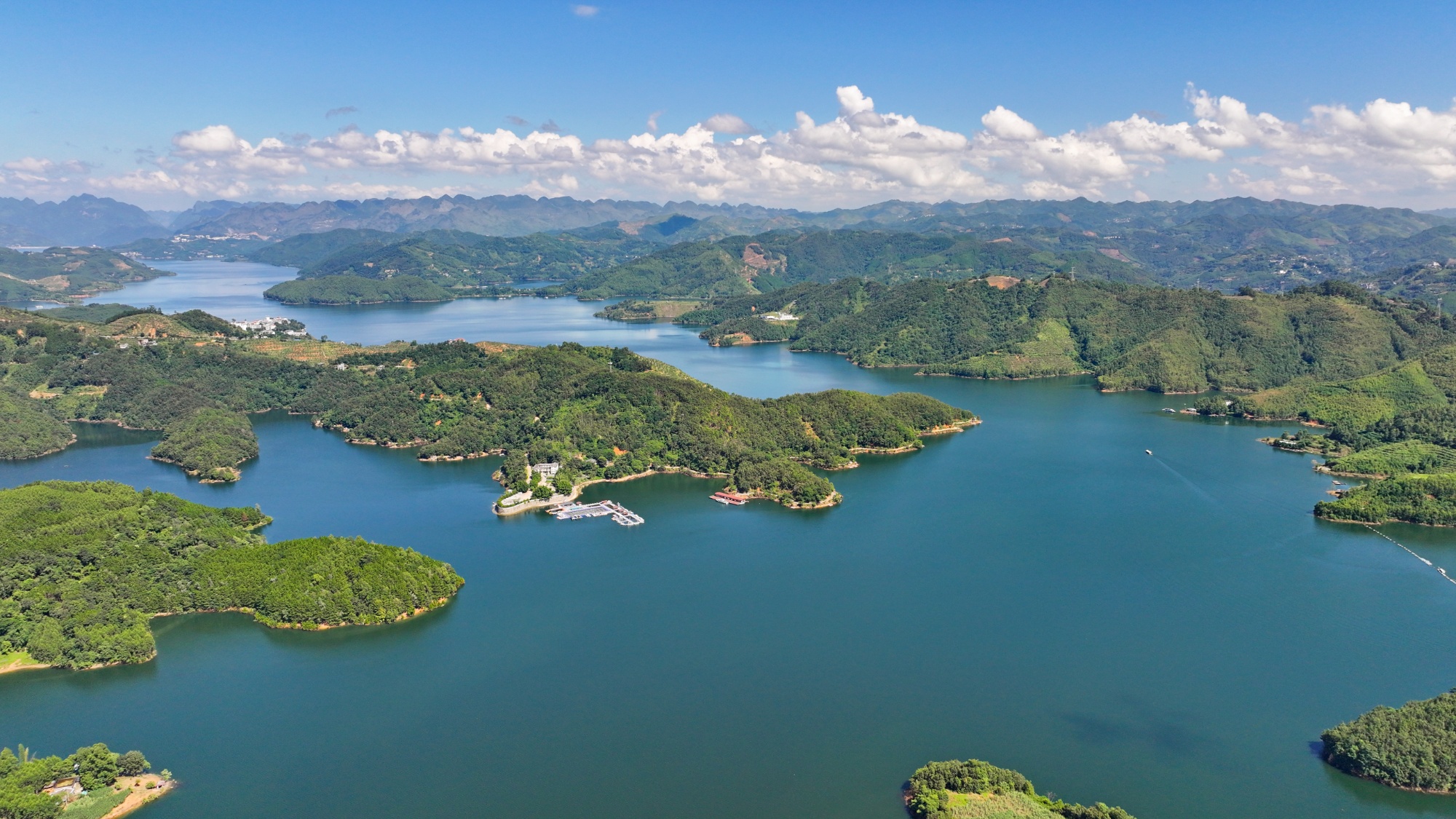 贵州万峰湖：生态蝶变激活“护水富水”新动能