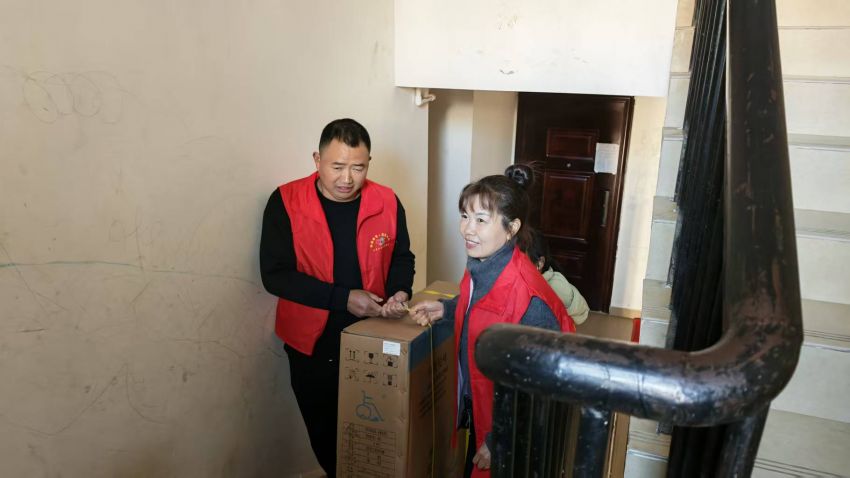 七星关区柏杨林街道幸福社区志愿者为群众搬运物资（陈远航 摄）