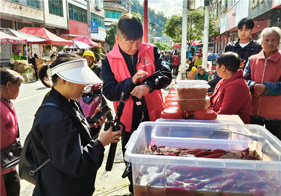 “手机是新农具，直播是新农活” ——“村播人”黄龙彪暖心助家乡