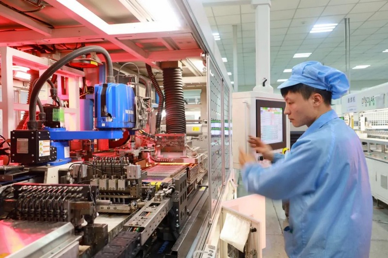 贵州一道长通新能源有限公司生产车间内，工人通过电脑检修流水线机器。.jpg