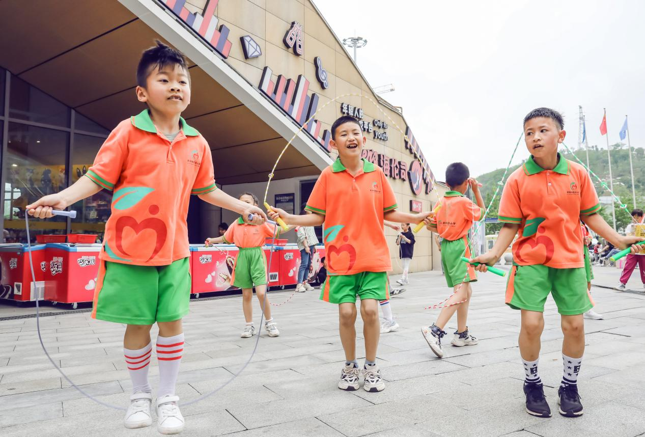 青少年展示跳绳活动。