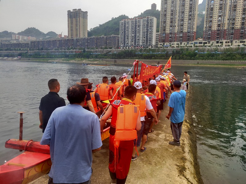送龙舟下河。杨友摄