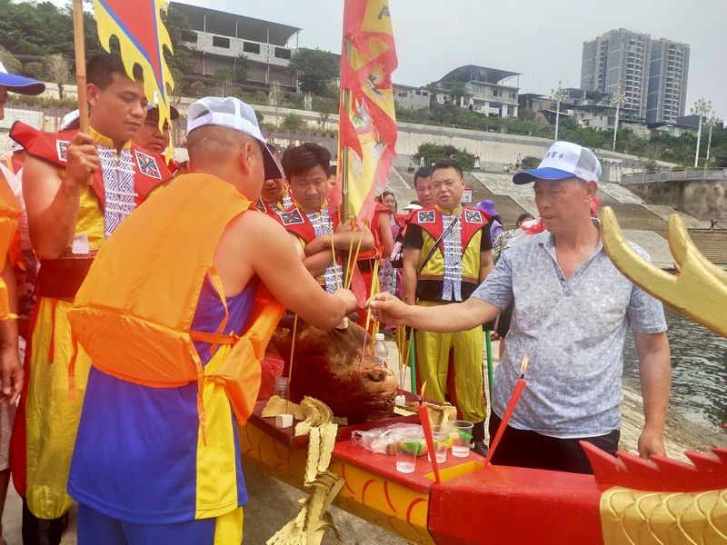 土家仪式——送龙舟下河  杨友摄