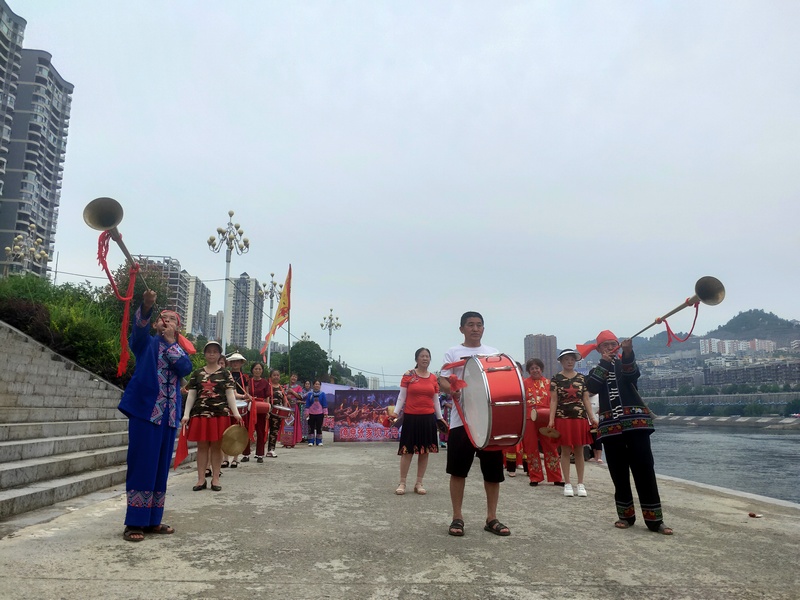 土家仪式——送龙舟下河  杨友摄