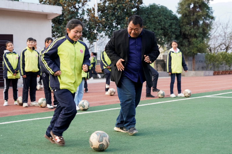 教练徐占伟正在进行技巧培训。图片由元宝同心实验学校提供