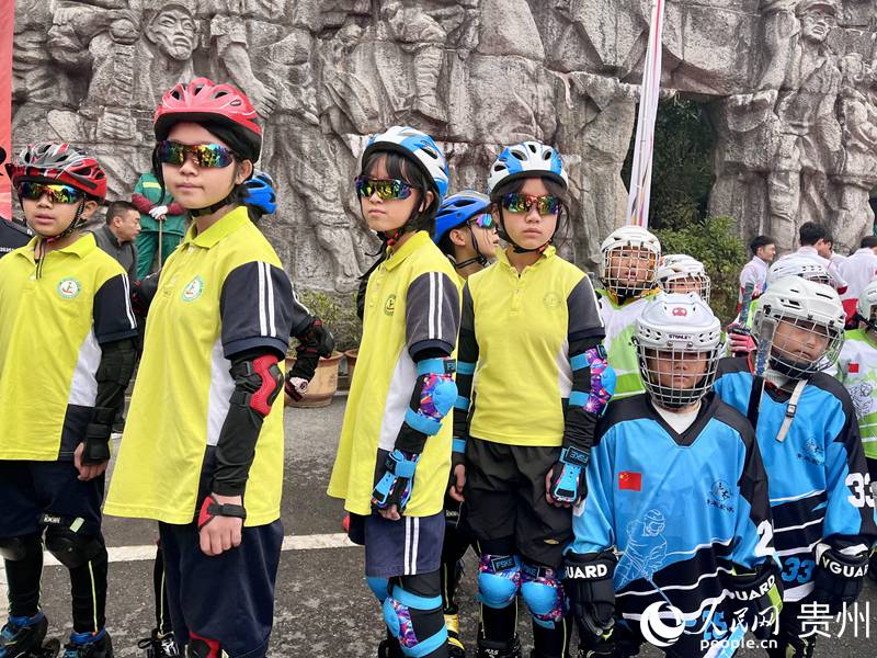 3.小朋友正在作表演候场。人民网 李丽萍摄