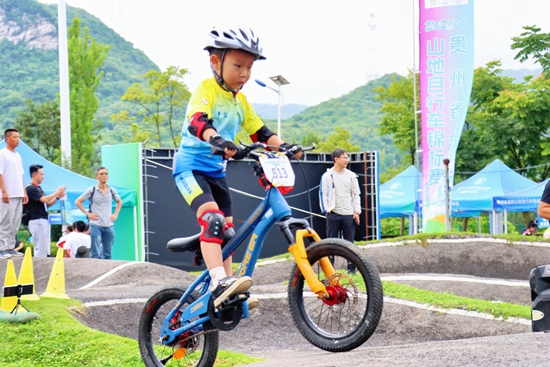 2025年贵州省高校山地自行车锦标赛在清镇举行_fororder_儿童泵道赛现场