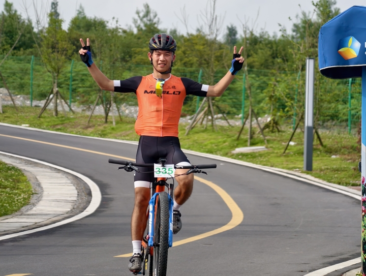 “赛动黔景”2025贵州·百里杜鹃自行车爬坡赛激情启幕