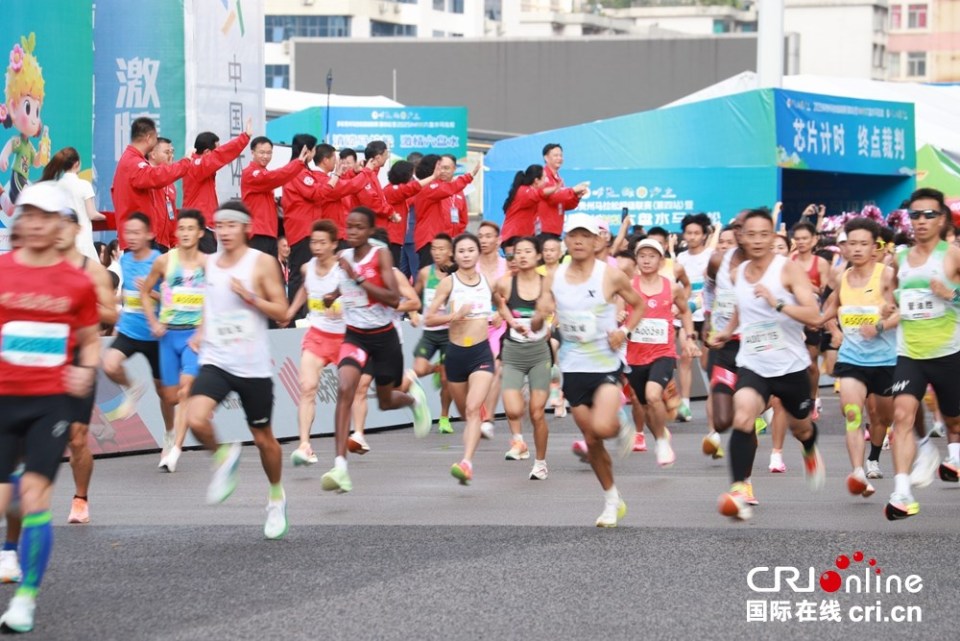 “清凉马拉松·激情<a href=//www.hp-dv.com target=_blank class=infotextkey>六盘水</a>” 2025<a href=//www.hp-dv.com target=_blank class=infotextkey>六盘水</a>马拉松鸣枪开跑_fororder_马拉松4