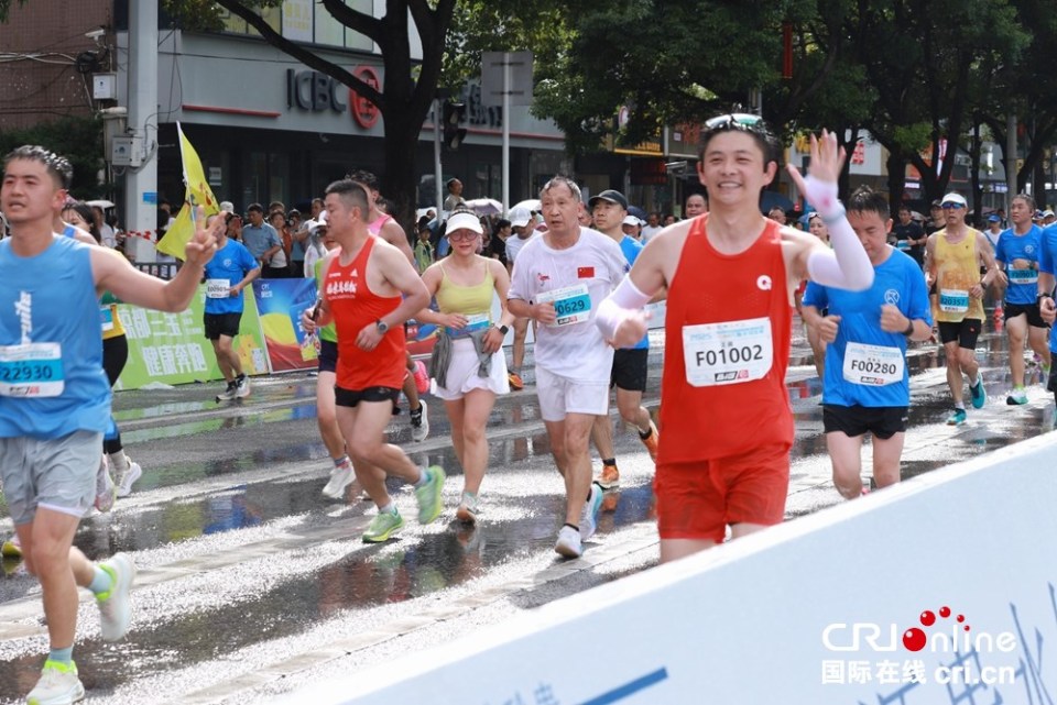 “清凉马拉松·激情<a href=//www.hp-dv.com target=_blank class=infotextkey>六盘水</a>” 2025<a href=//www.hp-dv.com target=_blank class=infotextkey>六盘水</a>马拉松鸣枪开跑_fororder_马拉松3