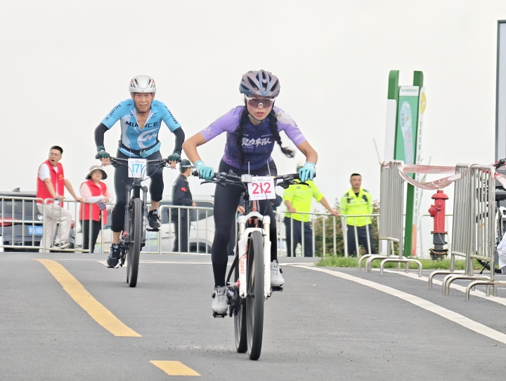 “赛动黔景”2025贵州·百里杜鹃自行车爬坡赛激情启幕