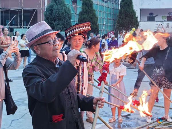 贵州六枝特区中寨乡举办彝族火把节_fororder_640 (1)