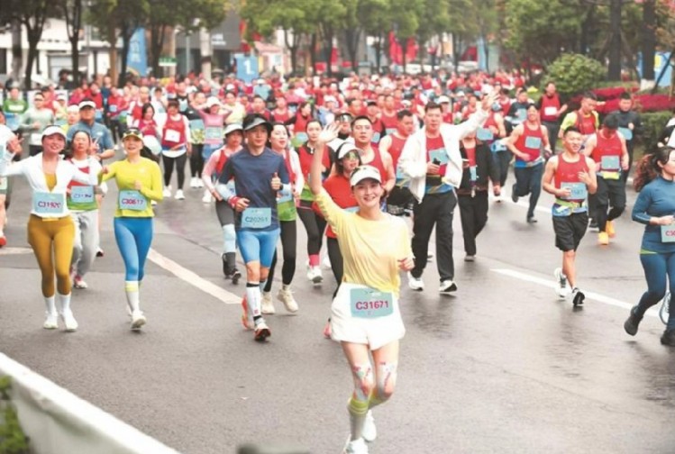 运动激情碰撞山水神韵 马拉松赛事跑出消费新活力