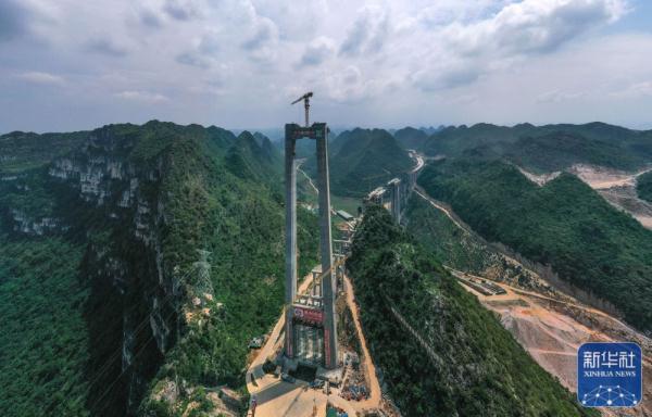 贵州花江峡谷大桥建设进展顺利
