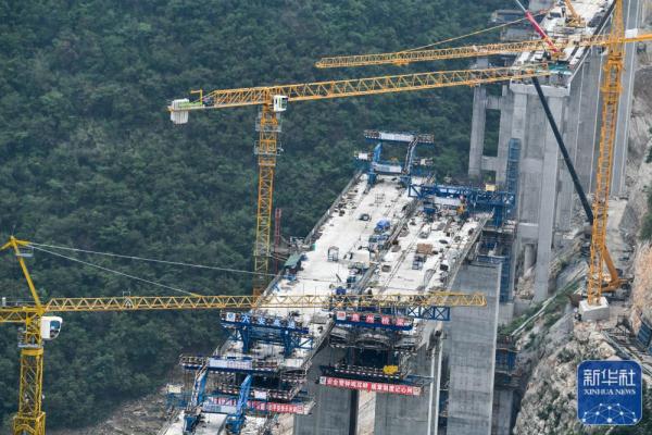 贵州花江峡谷大桥建设进展顺利