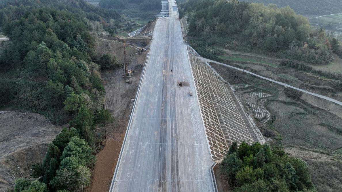 乌长高速公路全线首段路基成功交验