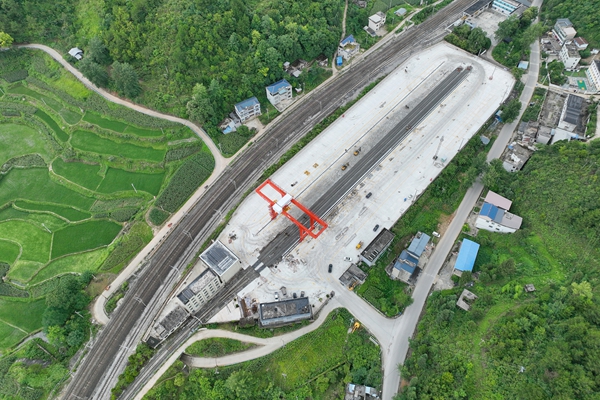 贵州施秉：铁路货场改造服务地方经济_fororder_7月1日，施秉县火车站货场集装箱扩能改造工程顺利通过验收。（王波 摄）