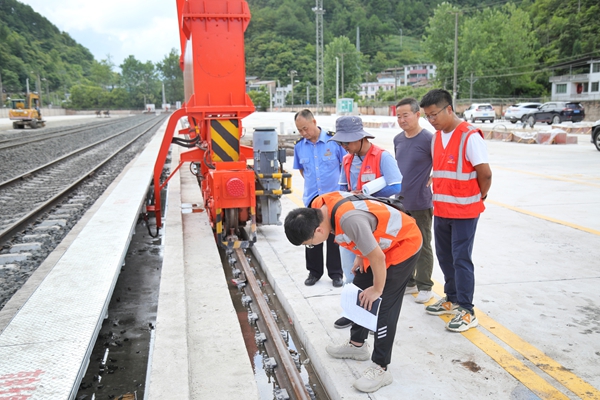 贵州施秉：铁路货场改造服务地方经济_fororder_7月1日，项目验收现场（王波 摄）