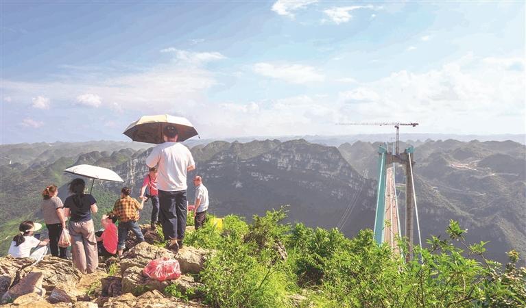 各地游客提前打卡世界第一高桥