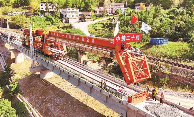 瓮马铁路南延伸线轨道铺架完成