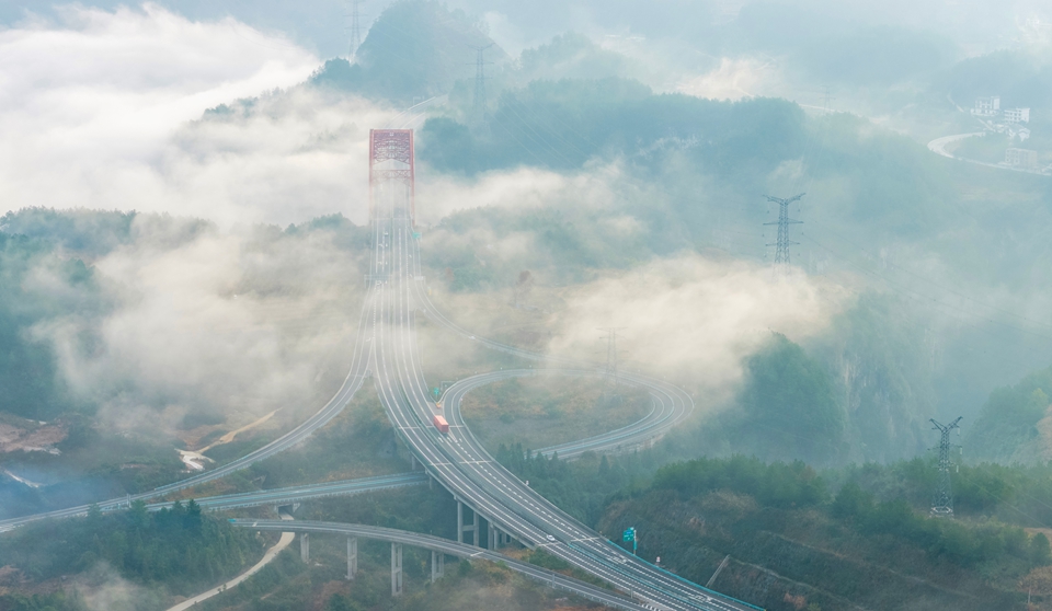 贵州施秉：江凯河大桥云雾缭绕 景色美