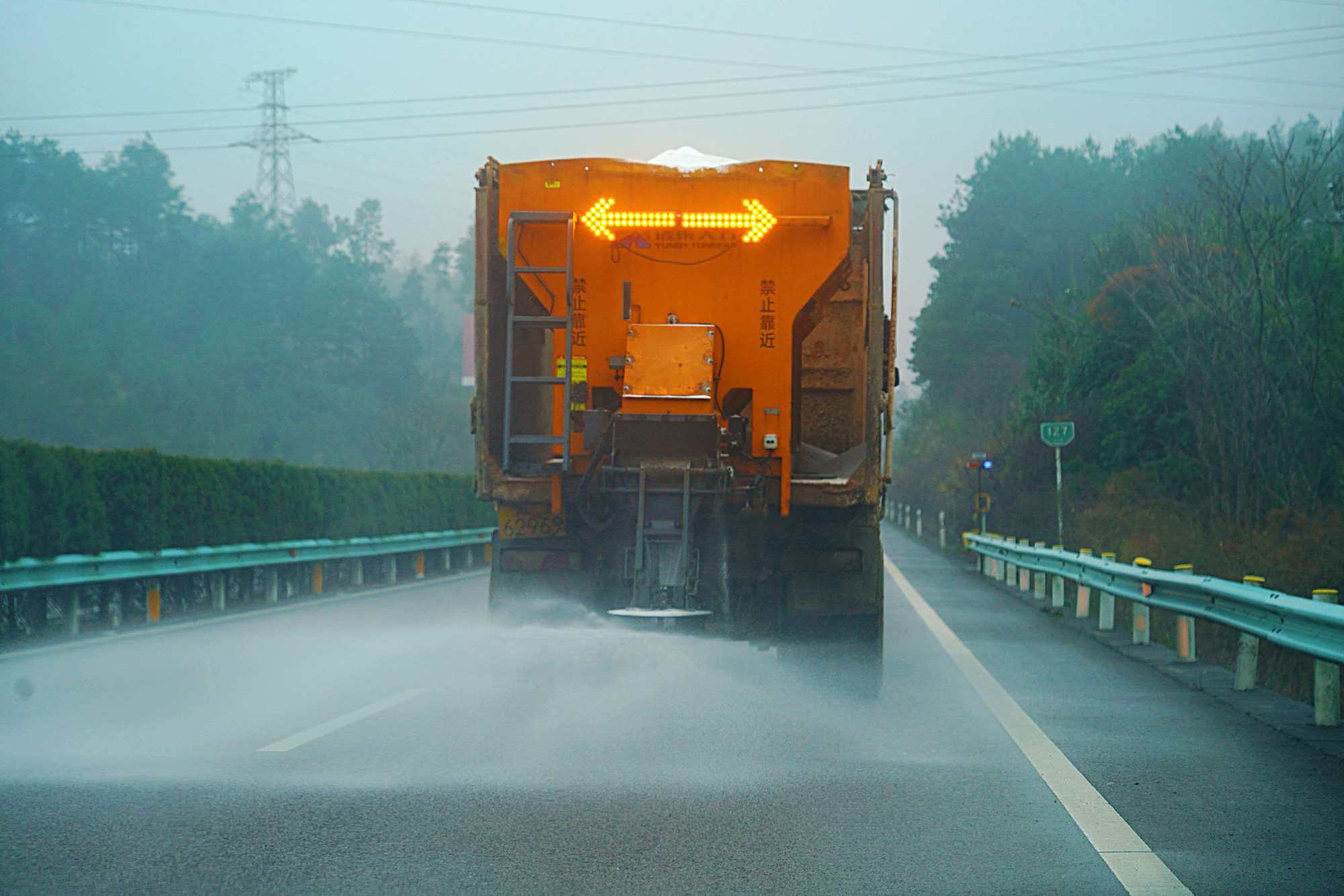贵州丹寨：多措并举防寒潮 护航高速公路安全畅通
