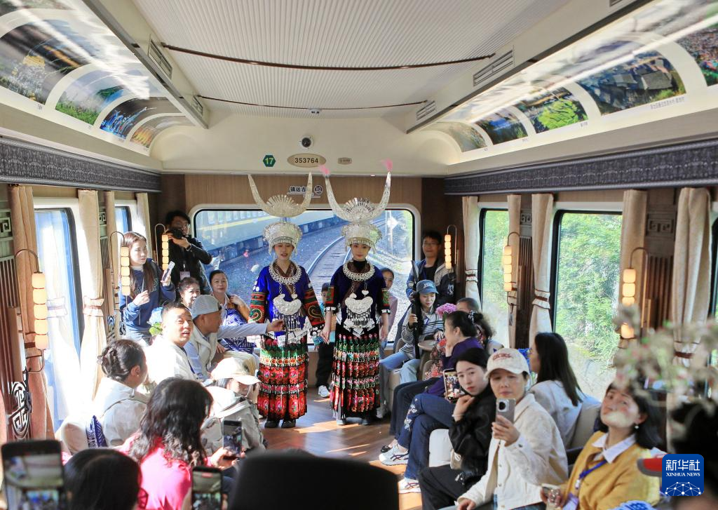 贵州贵阳：“锦绣山河·多彩贵州号”旅游列车首发