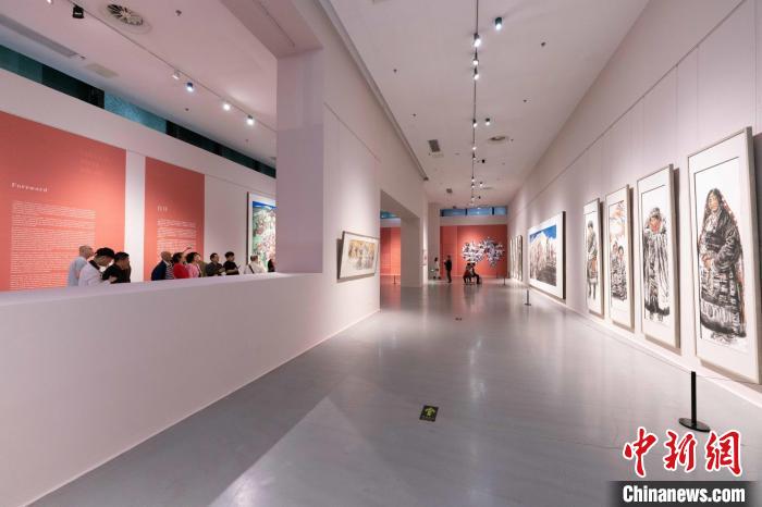 图为“翰墨履痕——冯远艺术展”现场。　重庆美术馆供图