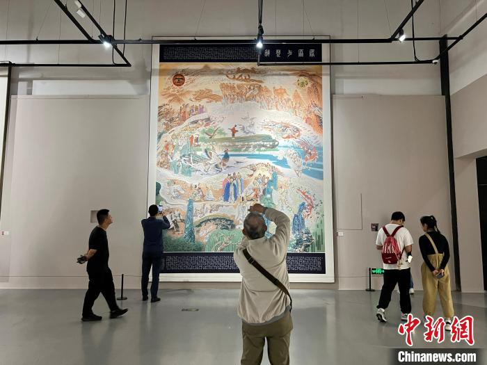 图为“翰墨履痕——冯远艺术展”吸引民众参观。　钟旖 摄