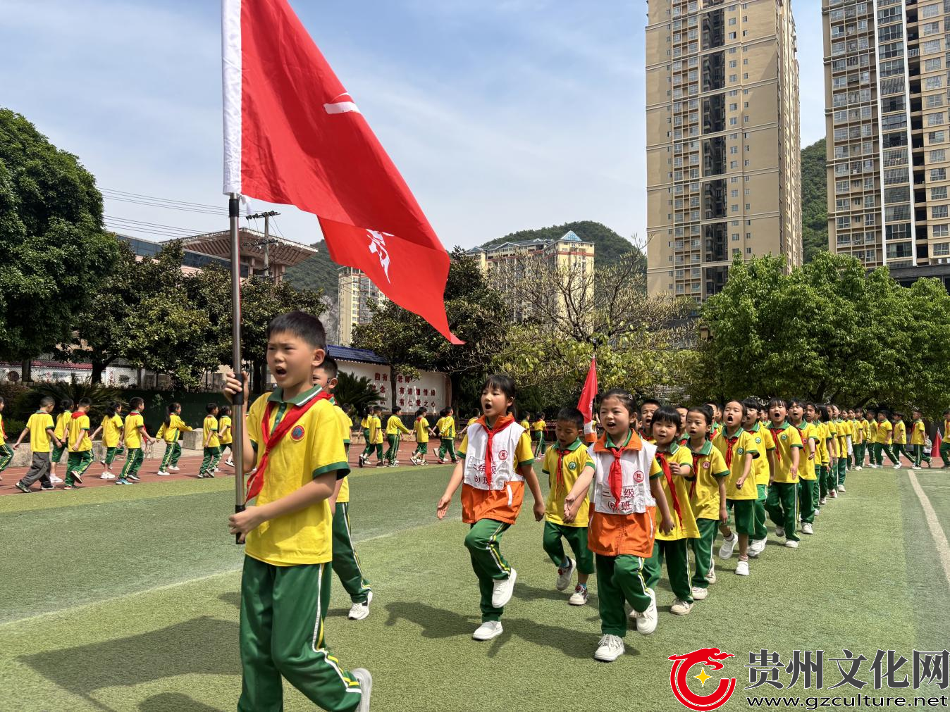 燃爆！关岭这所学校的“最美路队”比赛，你确定不来点赞？