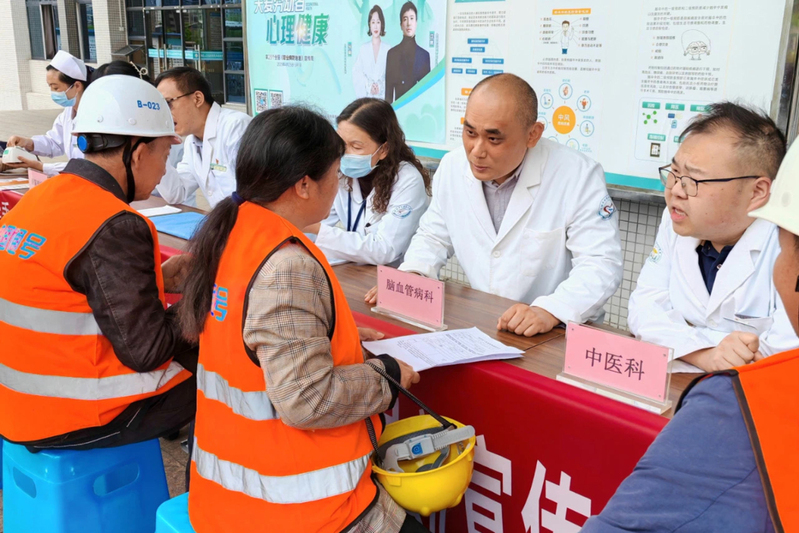 西秀区人民医院线上线下联动开展职业病防治义诊