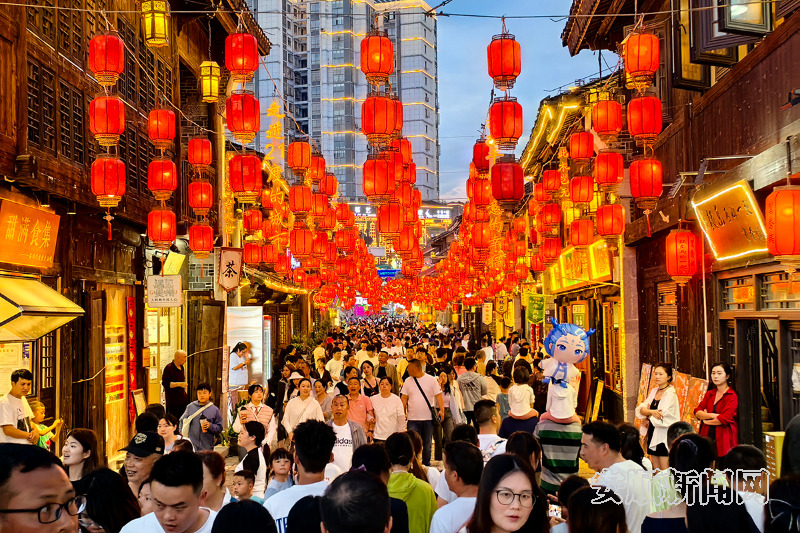 “五一”夜游热！安顺古城点亮文旅新“夜”态