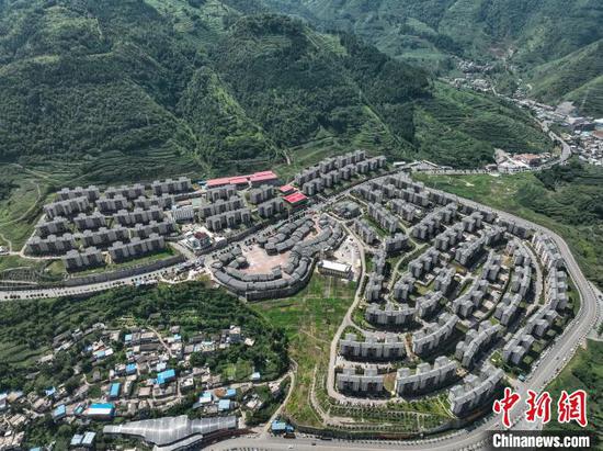 航拍贵州赫章县金银山社区。瞿宏伦摄 航拍贵州赫章县金银山社区。瞿宏伦摄