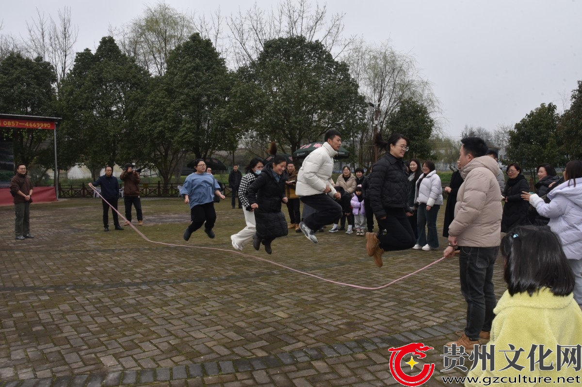 黔西市锦绣街道：趣味活动庆“三八”
