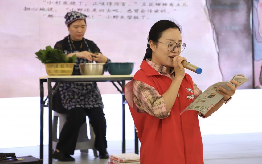 5月24日，七星关区天河社区儿童之家2025年端午节特别活动在<a href=//www.hp-dv.com target=_blank class=infotextkey>毕节</a>招商花园城举行。这是<a href=//www.hp-dv.com target=_blank class=infotextkey>毕节</a>市图书馆工作人员在讲读绘本。（苏苇摄）