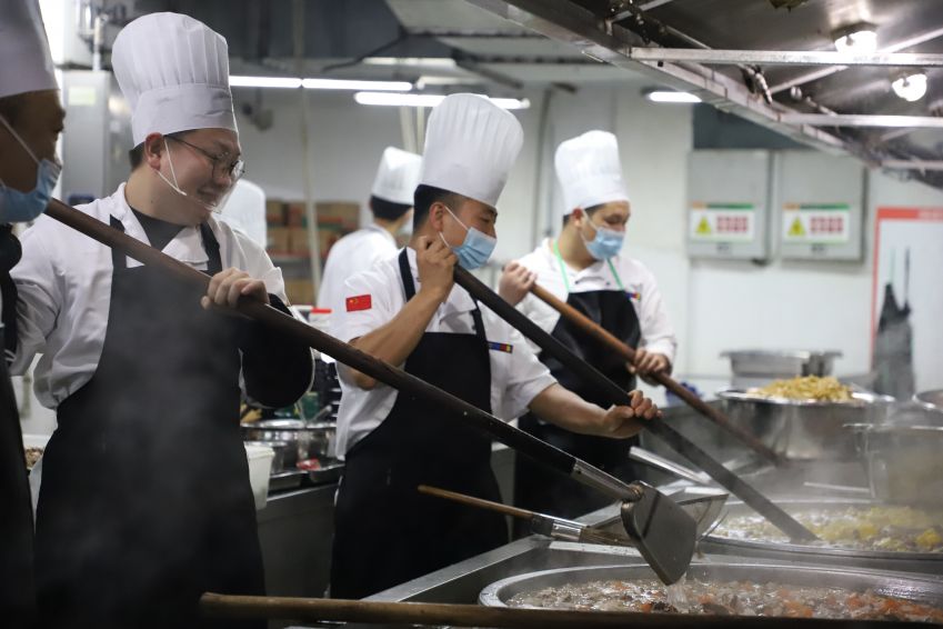 6月7日，<a href=//www.hp-dv.com target=_blank class=infotextkey>毕节</a>市民族中学食堂的工作人员在为高考考生制作营养午餐。（苏苇摄）