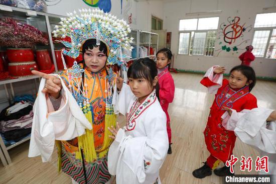 传承人胡玉荣在指导小学生练习“文琴戏”基本功。 瞿宏伦 摄