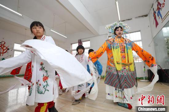 传承人胡玉荣在教授小学生“文琴戏”基本功。 瞿宏伦 摄
