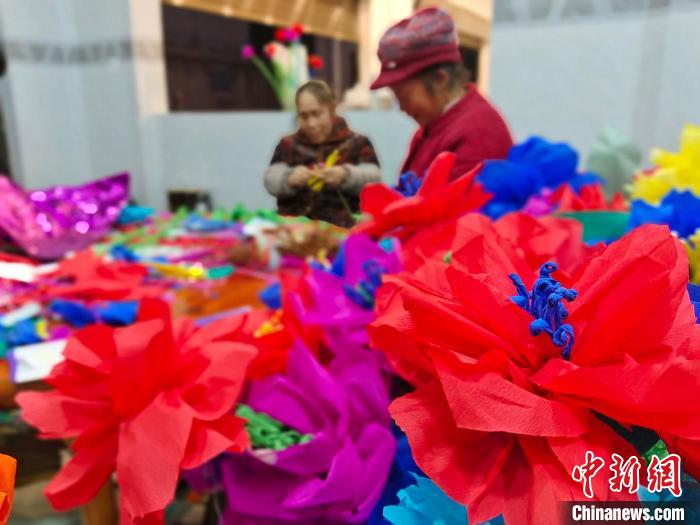 图为村民在制作花灯。冯桂菊 摄