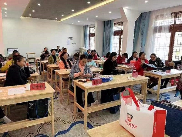 绣娘们正集中培训。