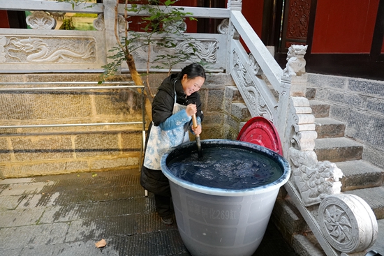 贵州镇远：非遗活化焕新颜  文旅融合谱新篇_fororder_游客体验扎染.JPG