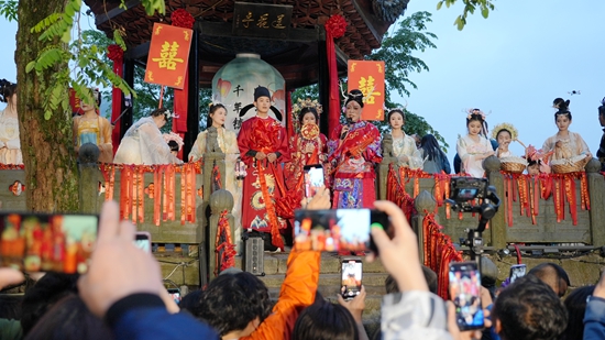 贵州镇远：非遗活化焕新颜  文旅融合谱新篇_fororder_龙神嫁妹巡游 (4).JPG