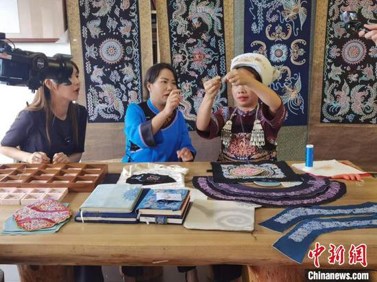 5月21日,台湾《大陆寻奇》摄制组在贵州省三都水族自治县拍摄马尾绣的制作。张红艳 摄 5月21日,台湾《大陆寻奇》摄制组在贵州省三都水族自治县拍摄马尾绣的制作。张红艳 摄