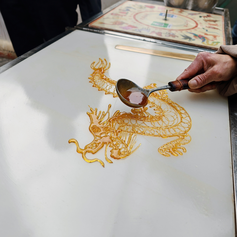 桐梓糖画制作的龙。王琨荣摄