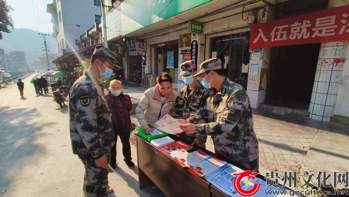 图为：专武干部和志愿者 在为青年讲解政策 (1).jpg