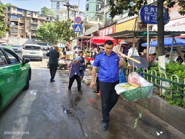 城管“挑走”老人菜摊 暖心奉上500余个便民摊位