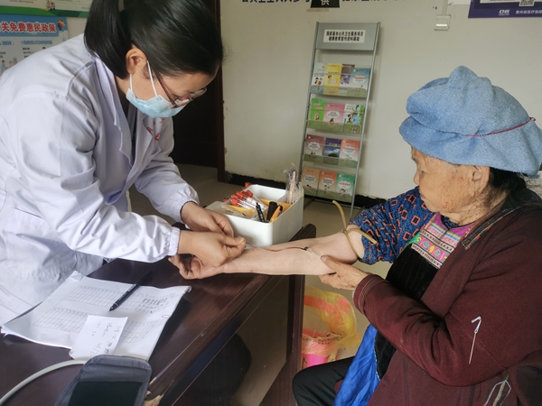 从江县往洞镇：启动“65+”老人免费体检项目 筑牢健康屏障