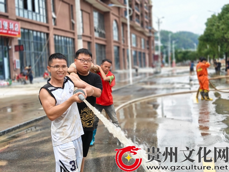 从江二中师生投身抗洪一线 “如树少年”彰显责任担当